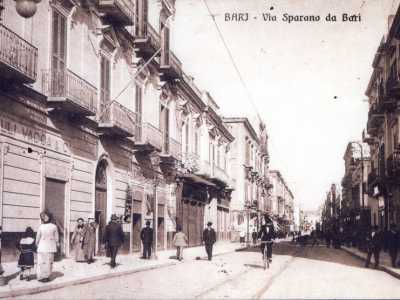 La prima sede del Teatro Umberto, edificato nel 1913 in via Sparano ai civici 123-125 (foto dell'Archivio Centro Studi Baresi di Felice Giovine)
